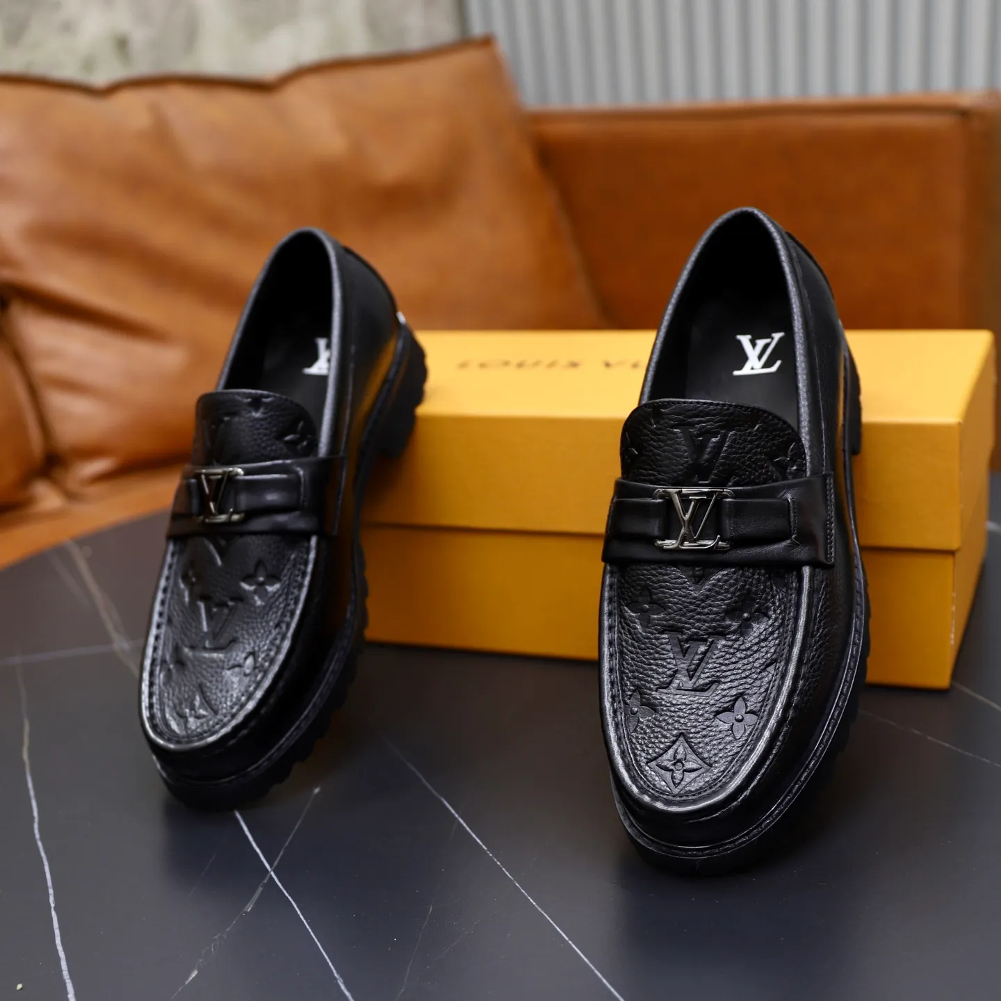 Ex-factory price: 600💰Louis Vuitton LV men's classic Oxford shoes, men's business formal boutique leather shoes, classic style, almond kernel exquisite toe, ultimate art, the whole shoe is made of imported cow leather (open edge beads), carefully selected, fine pores, excellent gloss, soft texture, strong toughness, durable and not easy to deform, apricot fetal cowhide leather lining, soft and comfortable, sweat-absorbent and breathable. Foam outsole, original box and dust bag packaging! Size: 38–44 (45/46 customized)